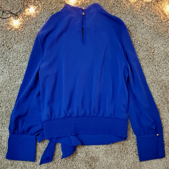 🔷️ Chic Blue Top 🔹️ - Picture 3 of 3